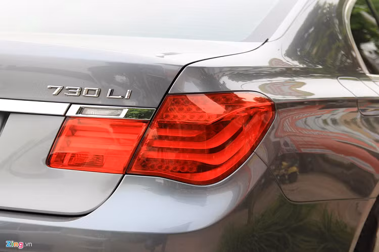 Chiếc 730 Li được rao bán này có mã hiệu F02, là phiên bản có trục cơ sở kéo dài, sử dụng động cơ xăng 3.0L. Ngoài 730 Li, BMW còn sản xuất các phiên bản khác như 740 Li, 750 Li, 760 Li .v...v...