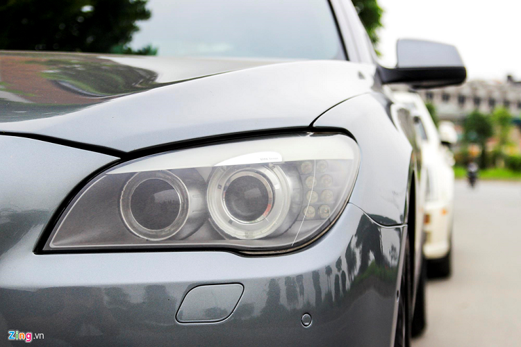 Toàn bộ đèn chiếu xa và gần là loại xenon. Hệ thống đèn chiếu sáng vẫn hoạt động rất tốt dù bề ngoài đã xuống mã. Đèn hậu sử dụng công nghệ LED. Xe có 4 chế độ lái: Comfort, Normal, Sport và Sport+.