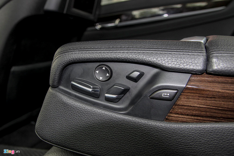 Hàng ghế sau chỉnh điện, tích hợp phím điều khiển màn hình. Nhìn chung, chất liệu da ở hàng ghế sau còn khá tốt, không có dấu hiệu đã trải qua gần 10 năm sử dụng. 