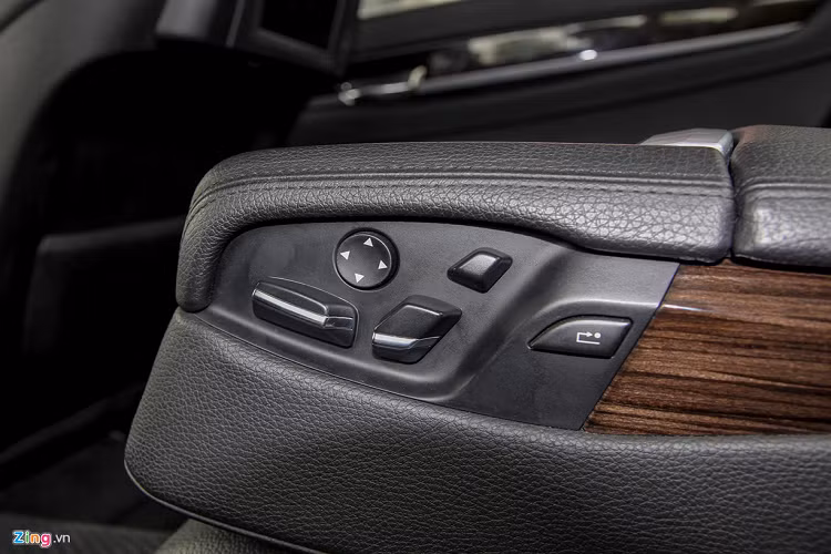 Hàng ghế sau chỉnh điện, tích hợp phím điều khiển màn hình. Nhìn chung, chất liệu da ở hàng ghế sau còn khá tốt, không có dấu hiệu đã trải qua gần 10 năm sử dụng. 