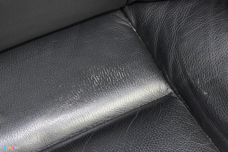 Ngược lại, da ở hàng ghế trước có dấu hiệu lão hoá, cần được làm mới. Giá bán chưa đầy 1 tỷ đồng có thể giúp nhiều người mua được một chiếc xe sang đẳng cấp. Đổi lại, chi phí sửa chữa, bảo dưỡng dòng xe sang BMW đã qua sử dụng như 730 Li đời 2010 là rất cao.
