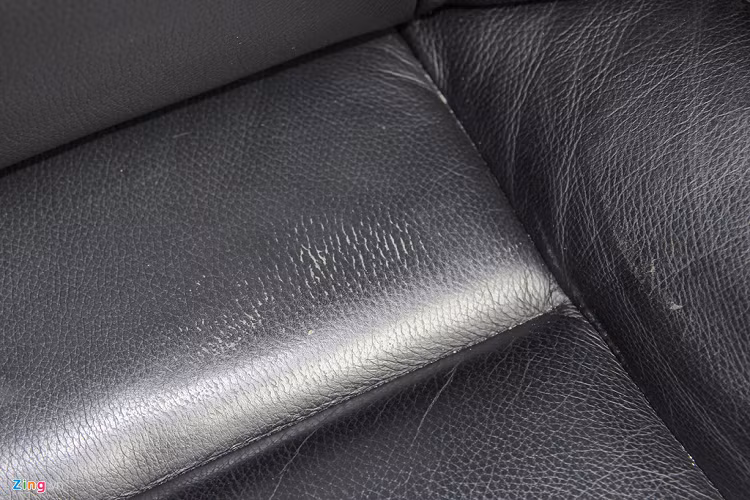 Ngược lại, da ở hàng ghế trước có dấu hiệu lão hoá, cần được làm mới. Giá bán chưa đầy 1 tỷ đồng có thể giúp nhiều người mua được một chiếc xe sang đẳng cấp. Đổi lại, chi phí sửa chữa, bảo dưỡng dòng xe sang BMW đã qua sử dụng như 730 Li đời 2010 là rất cao.