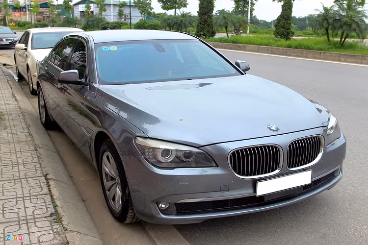 Một chiếc xe sang BMW 730 Li đời 2010 đang được chủ xe rao bán với mức giá đưa ra là 980 triệu đồng. Tham khảo ở một số website mua bán xe cũ, mức giá này là khá thấp nếu so với Audi A8, Mercedes-Benz S550 hoặc S500L cùng đời.