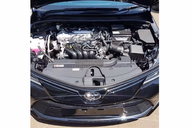Về mẫu xe Toyota Corolla Altis thế hệ mới đang bán ra tại Thái Lan, xe có 02 phiên bản động cơ bao gồm: xăng (1ZR-FBE) 4 xy lanh 1.6L cho công suất 125 mã lực tại 6.050 v/p và mô men xoắn cực đại 156 Nm tại 5.200 v/p.