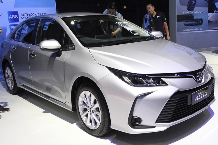 Thông báo chính thức của Toyota Việt Nam đã khiến không ít người cảm thấy hụt hẫng khi mong chờ một thế hệ Corolla Altis mới với thiết kế được lột xác cũng như sự cải tiến về động cơ. Đây được xem là mẫu xe cạnh tranh với Mazda 3, Honda Civic, Hyundai Elantra.
