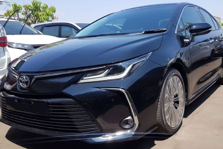 Tuy nhiên vào sáng nay 19/9, đại diện Toyota Việt Nam (TMV) đã công bố thông tin chính thức về mẫu Corolla Altis 2020 sắp về Việt Nam là không có thật. Theo đó, TMV chưa có kế hoạch giới thiệu phiên bản này. 