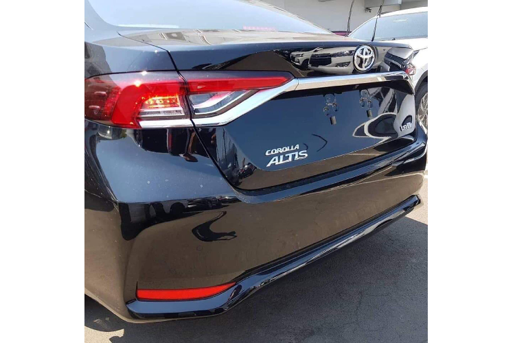 Phiên bản động cơ 1.8L (2ZR-FBE) lớn hơn cho công suất 140 mã lực tại vòng tua 6.000 v/p và mô men xoắn cực đại 177 Nm tại 4.000 v/p. Sức mạnh được truyền xuống cầu trước (FWD) thông qua hộp số tự động vô cấp (CVT).