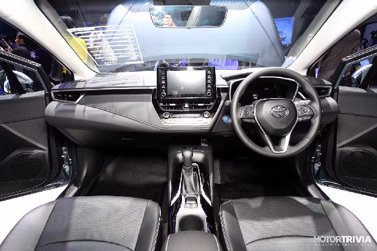 Riêng phiên bản hybrid sử dụng động cơ 2ZR-FXE 1.8L kết hợp với mô-tơ điện sẽ khó có khả năng về nước. Bước sang thế hệ mới, Corolla Altis được Toyota áp dụng nền tảng khung gầm (platform) mới có tên gọi Toyota New Global Architecture (TNGA) GA-C đang được sử dụng trên hai dòng xe khác là: Prius và C-HR, nền tảng khung gầm mới cho phép Corolla Altis cải thiện nhiều về kích thước.