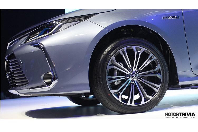 Cụ thể, Altis mới sở hữu kích thước (DxRxC) lần lượt: 4.640 x 1.780 x 1.435 mm. Việc giảm chiều cao là đáng kể so với thế hệ trước giúp Altis mới với có vẻ ngoài năng động hơn. Chiều dài cơ sở vẫn giữ ở mức 2.700 mm và dung tích khoang hành lý 470 lít.