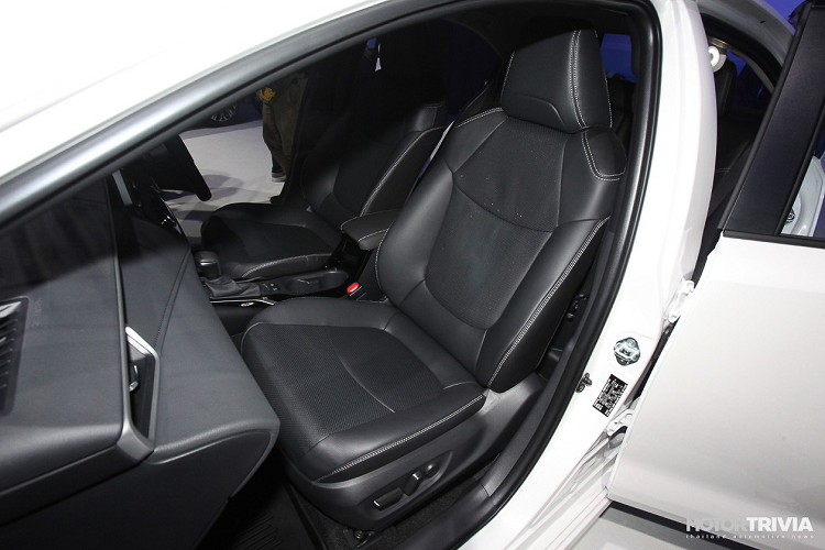 So với đối thủ Honda Civic, Altis mới dài hơn 10 mm, rộng hơn 1 mm và cao hơn 19 mm. So với ‘’người tiền nhiệm’’ Altis thế hệ mới dài hơn 10 mm, rộng hơn 5 mm, thấp hơn 45 mm và không có thay đổi về chiều dài cơ sở.