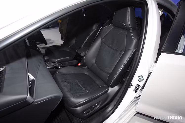 So với đối thủ Honda Civic, Altis mới dài hơn 10 mm, rộng hơn 1 mm và cao hơn 19 mm. So với ‘’người tiền nhiệm’’ Altis thế hệ mới dài hơn 10 mm, rộng hơn 5 mm, thấp hơn 45 mm và không có thay đổi về chiều dài cơ sở.