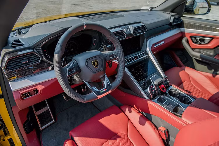 Cụm điều khiển của mẫu siêu SUV Lamborghini Urus cũng bao gồm nút khởi động và chế độ lựa chọn lái Anima của xe với 6 tính năng lái như Strada (đường phố), Sport (thể thao) và Corsa (đường đua) khá quen thuộc trên các siêu xe của hãng. Ngoài ra, 3 chế độ mới tinh là Sabbia (đường cát), Terra (việt dã) và Neve (tuyết)...