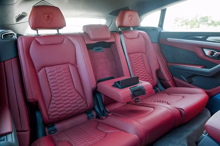 Lamborghini Urus được trang bị động cơ xăng V8, tăng áp kép, dung tích 4.0 lít, cho công suất tối đa 650 mã lực và mô-men xoắn cực đại 850 Nm. Động cơ kết hợp cùng hộp số tự động 8 cấp và hệ dẫn động 4 bánh giúp Lamborghini Urus có thể tăng tốc từ 0-100 km/h trong 3,6 giây trước khi đạt vận tốc tối đa 305 km/h.