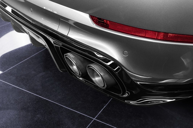 Chưa dừng lại ở đó, xe còn được nâng cấp với một số chi tiết khác phải kể đến như cánh gió mới, có khả năng kích hoạt dựa trên điều kiện vận hành của xe ở phía trên, hốc gió mới phía đầu xe và bộ mâm đa chấu, được sơn đen mờ.