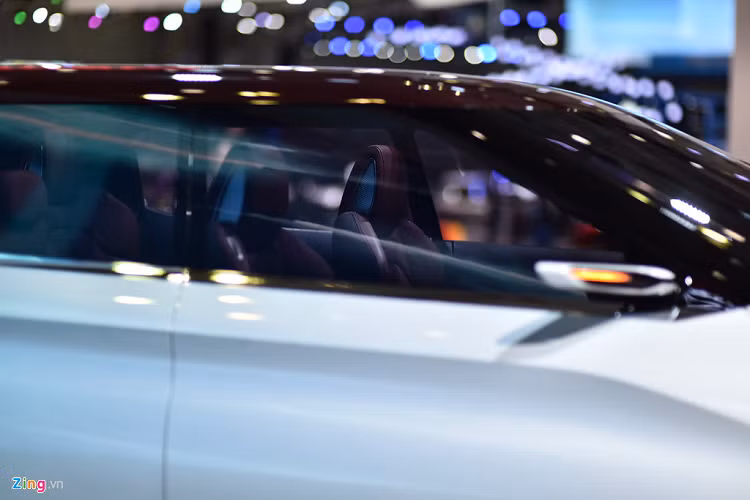 Bước vào bên trong nội thất, GT PHEV có khoang nội thất được thiết kế dạng đối xứng với tông màu đỏ/đen cùng các đường viền màu kim loại sáng bóng.