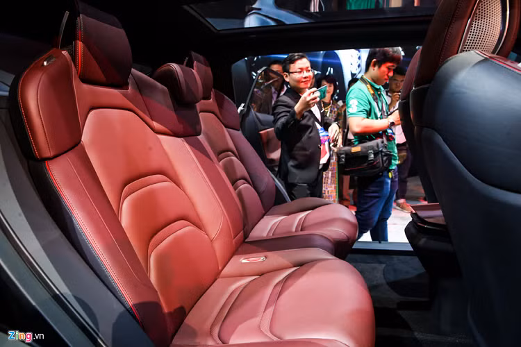 Hàng ghế sau của GT PHEV được trang bị cửa gió điều hòa riêng, cùng với đó là hệ thống cửa sổ trời kéo dài từ trước ra sau. Vì là mẫu xe ý tưởng nên các thông số chi tiết về xe chưa được công bố. 