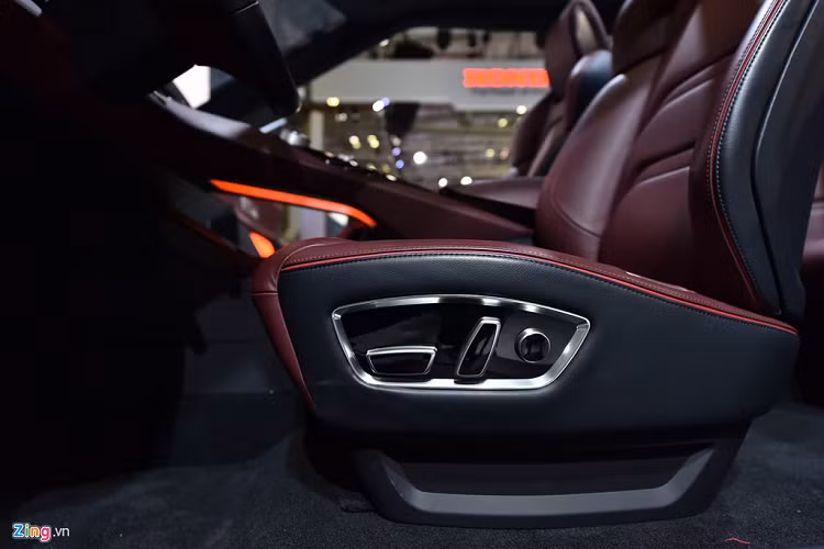 Vì là mẫu xe đến từ tương lai nên gương chiếu hậu hai bên đã được loại bỏ và thay thế bằng camera, người điều khiển có thể dễ dàng quan sát phía sau thông qua hai màn hình được đặt cạnh màn hình chính.