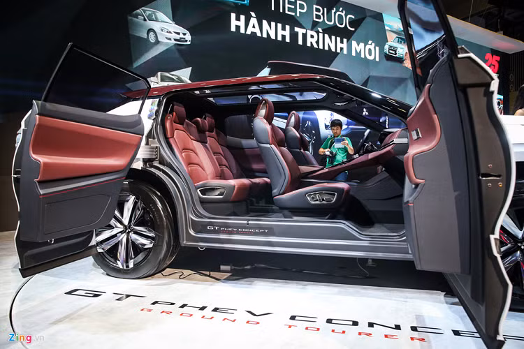 Phần lưới tản nhiệt được làm dạng dẹp và mảnh trông khá giống với mẫu Range Rover Evoque.