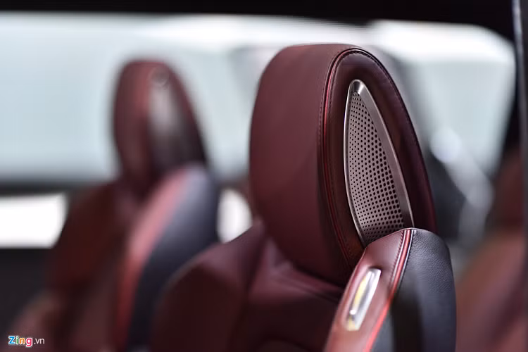 Ưu điểm của loại cửa này là tăng thêm diện tích bên trong xe nhờ loại bỏ phần khung chữ B ở giữa ghế trước và ghế sau. Bù lại, khung xe của xe điện Mitsubishi GT PHEVE phải đủ cứng để chịu lực.