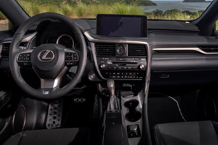 Từ model 2020, RX 350 đã hỗ trợ Android Auto, màn hình cảm ứng 8 inch là trang bị tiêu chuẩn, thêm tùy chọn màn hình 12,3 inch. Lexus cũng bổ sung thêm hai cổng USB, nâng tổng số lên 6 USB.