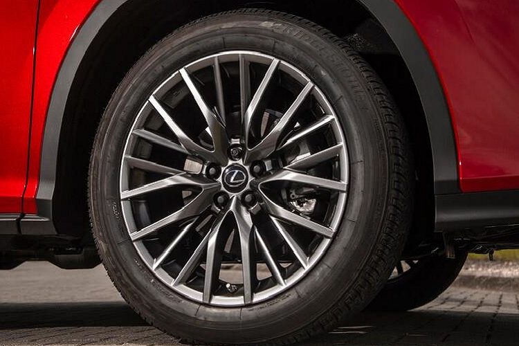 Bản đắt nhất F Sport Performance bổ sung hệ thống treo biến thiên chủ động của LC, hốc lấy gió mát, cơ cấu lái bằng điện, và kiểm soát âm thanh chủ động. Giá khởi điểm của bản này từ 51.375 USD. Bản RX 350L ba hàng ghế từ 48.325 USD tới 49.725 USD (AWD).