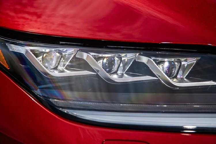 Dưới nắp capô Lexus RX 350 2020 là động cơ V6 3.5L, sản sinh công suất 295 mã lực, mô-men xoắn 362 Nm. Mặc dù công suất động cơ vẫn như cũ, mẫu SUV mới hứa hẹn trải nghiệm lái êm ái hơn nhờ cải thiện hệ thống treo và giảm chấn.