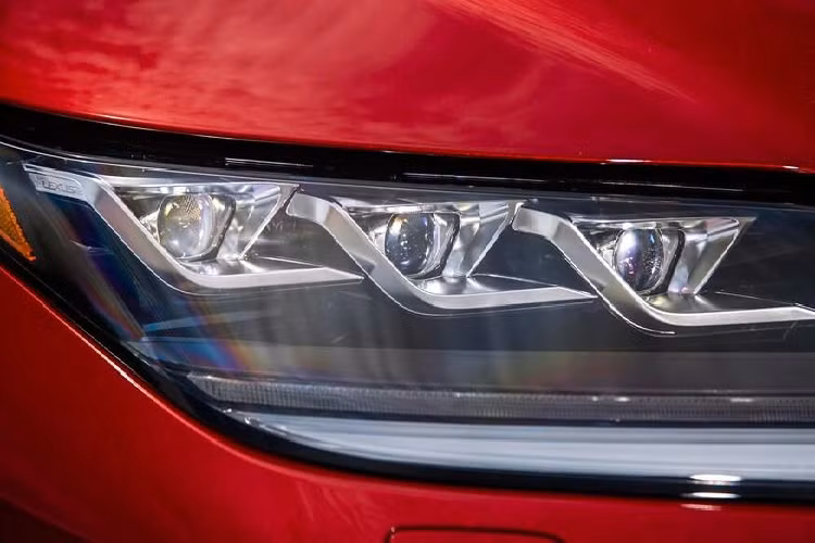 Dưới nắp capô Lexus RX 350 2020 là động cơ V6 3.5L, sản sinh công suất 295 mã lực, mô-men xoắn 362 Nm. Mặc dù công suất động cơ vẫn như cũ, mẫu SUV mới hứa hẹn trải nghiệm lái êm ái hơn nhờ cải thiện hệ thống treo và giảm chấn.