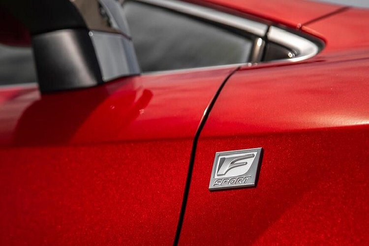 Với bản F Sport, Lexus RX 350 mới sẽ được trang bị giảm chấn thể thao hơn, và chế độ lái Sport+. Bản dùng hệ dẫn động FWD có giá 48.975 USD, AWD thêm 1.400 USD tăng lên 50.375 USD.