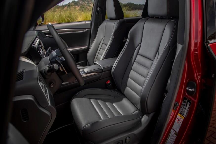 Hệ thống an toàn Lexus Safety System+ 2.0 trở thành trang bị tiêu chuẩn, bổ sung thêm tính năng phát hiện người đi bộ trong đêm tối, phát hiện người đi xe đạp ban ngày. Gói an toàn này còn có tính năng trợ giúp đọc biển báo, trợ giúp theo dõi làn đường, tự động phát hiện vạch kẻ đường, cân chỉnh xe đi giữa làn khi bật kiểm soát hành trình thích ứng.