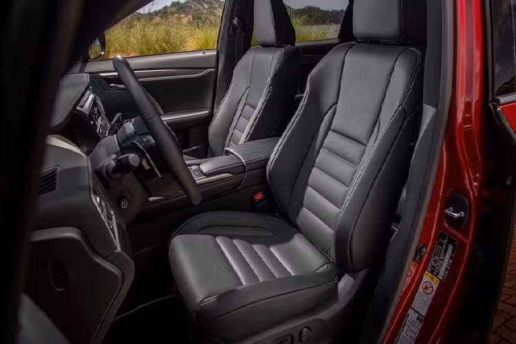 Hệ thống an toàn Lexus Safety System+ 2.0 trở thành trang bị tiêu chuẩn, bổ sung thêm tính năng phát hiện người đi bộ trong đêm tối, phát hiện người đi xe đạp ban ngày. Gói an toàn này còn có tính năng trợ giúp đọc biển báo, trợ giúp theo dõi làn đường, tự động phát hiện vạch kẻ đường, cân chỉnh xe đi giữa làn khi bật kiểm soát hành trình thích ứng.