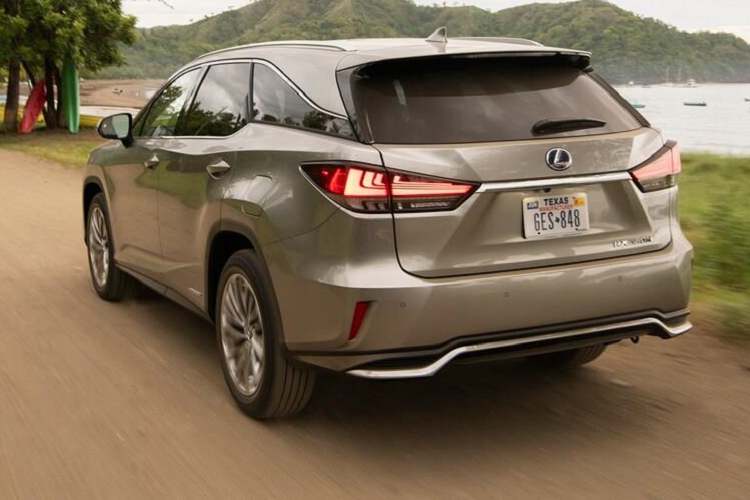 Với mức giá này, mẫu xe sang Lexus RX 350 2020 ngang ngửa với Acura MDX 2020 tiêu chuẩn (45.395 USD), và tăng 330 USD so với model năm ngoái. Nếu chuyển từ dẫn động FWD sang AWD, giá xe sẽ tăng lên 46.575 USD.