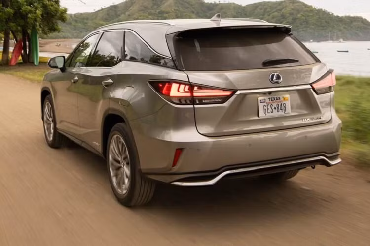 Với mức giá này, mẫu xe sang Lexus RX 350 2020 ngang ngửa với Acura MDX 2020 tiêu chuẩn (45.395 USD), và tăng 330 USD so với model năm ngoái. Nếu chuyển từ dẫn động FWD sang AWD, giá xe sẽ tăng lên 46.575 USD.