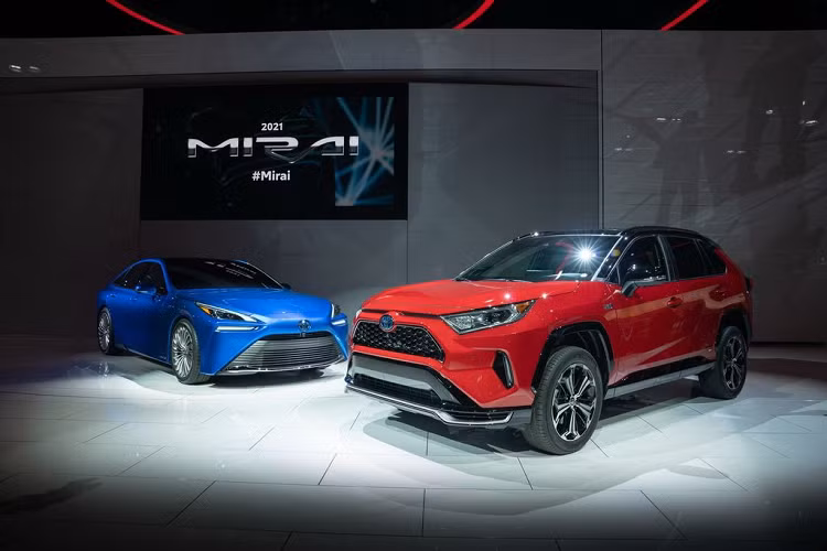 Xe được trang bị động cơ 4 xy-lanh 2.5L với công suất tối đa 176 mã lực và 228 Nm mô-men xoắn, kết hợp với đó là một động cơ điện và viên pin lithium-ion dung lượng cao, góp vào sức mạnh tổng hợp cho ra 302 mã lực, nhiều hơn 83 mã lực so với RAV4 Hybrid. Đi kèm với đó là hệ dẫn động 4 bánh điều giúp thời gian tăng tốc từ 0 - 96 km/h của RAV4 Prime 2021 chỉ trong 5,8 giây.