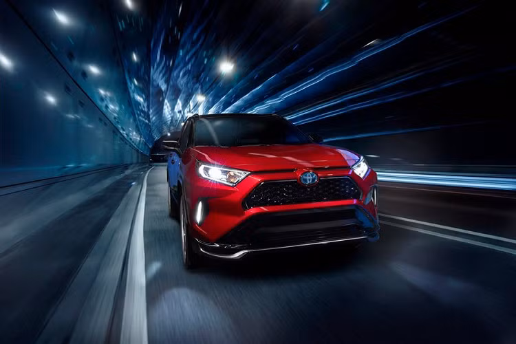 Trong khuôn khổ triển lãm Los Angeles Auto Show 2019 đang diễn ra ở Mỹ, hãng xe hơi danh tiếng Nhật Bản - Toyota đã chính thức giới thiệu phiên bản hybrid plug-in của mẫu crossver RAV4 hoàn toàn mới với tên gọi RAV4 Prime 2021. Toyota RAV4 Prime 2021 mới sẽ là mẫu xe mạnh và tiết kiệm nhất trong gia đình RAV4 từ trước tới nay. Dự kiến, xe sẽ bắt đầu "lên kệ" từ mùa hè năm 2020.