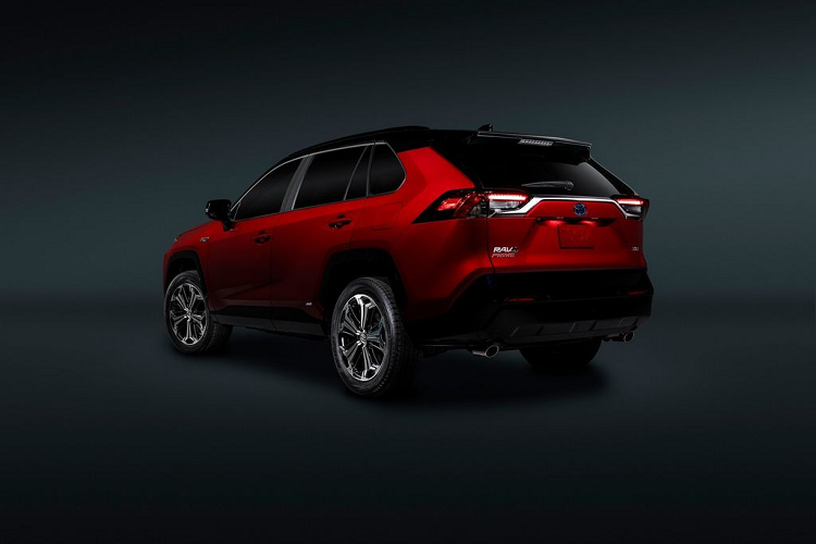 Bên cạnh các trang bị kể trên, bộ đôi phiên bản SE và XSE còn được tích hợp hệ thống hỗ trợ lái Toyota Safety Sense, bao gồm hệ thống đèn chiếu sáng tự động chiếu xa, hệ thống kiểm soát hành trình thích ứng, hệ thống cảnh báo va chạm người đi bộ, cảnh báo chệch làn đường, hỗ trợ đọc biển báo... Ở thời điểm hiện tại, giá xe Toyota RAV4 Prime 2021 hiện chưa công bố.