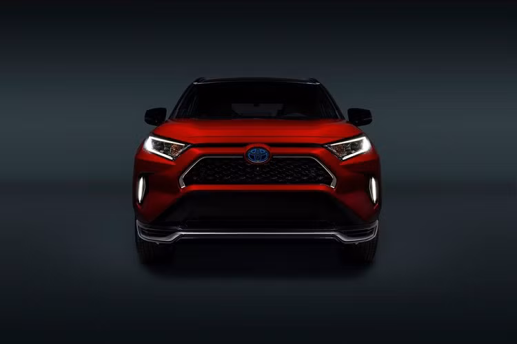 Không gian nội thất của bản XSE cũng cao cấp hơn bản SE với ghế da tổng hợp, đèn viền nội thất và cửa sổ trời. Thêm vào đó, bản này cũng có sẵn trang bị sạc không dây, màn hình giải trí kích thước 9 inch, gương chiếu hậu có sưởi. Cuối cùng, bản XSE còn có thêm trang bị lẫy chuyển số sau vô-lăng, giúp tài xế có thể dễ dàng tăng/hạ tốc độ của xe linh hoạt hơn.