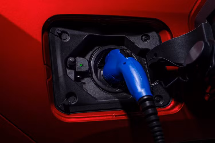 Theo hãng xe Toyota, với việc đặt bộ pin dưới sàn xe, mẫu xe SUV Toyota RAV4 Prime 2021 sẽ tối ưu hoá được diện tích không gian cabin. Từ đó, người tiêu dùng hoàn toàn có thể sử dụng xe một cách thoải mái nhất. Ngoài ra, việc này cũng góp phần mang tới yếu tố trọng tâm được hạ thấp, giúp cản thiện tính ổn định của thân xe.