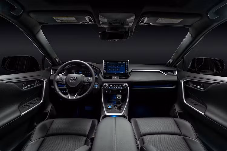 Bước vào khoang nội thất, bản SE sẽ được tích hợp loạt trang bị tiện nghi như vô-lăng bọc da, ghế trước có sưởi, màn hình giải trí 8 inch cùng kết nối Android Auto và Apple CarPlay, ghế lái chỉnh điện 8 hướng, cửa cốp mở điện, màn hình đa thông tin 7 inch, hệ thống cảnh báo điểm mù.