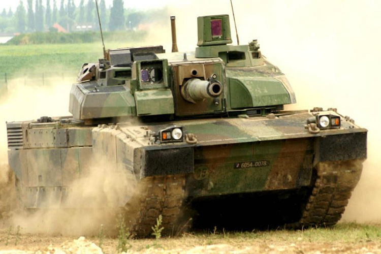 Được biên chế năm 1993, dòng xe tăng này sử dụng động cơ diesel 8 xi-lanh Wärtsilä, công suất trên 1.500 mã lực, hộp số tự động SESM ESM 500. Xe tăng sử dụng hệ thống treo thủy-khí lực biến nó trở thành một trong những xe tăng cơ động nhất hiện nay. Xe tăng đạt tốc độ tối đa 72 km/h, trọng lượng 54,5 tấn, giá bán trên 4 triệu USD.