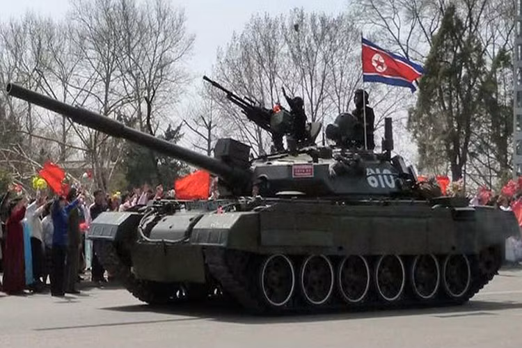 Được giới thiệu năm 1992, Pokpung-Ho có nguồn gốc từ xe tăng T-72s của Liên Xô. Khi Liên Xô tan rã, rất nhiều xe tăng T-72s được bán dưới dạng phế liệu. Quân đội Triều Tiên mua về rồi tùy chỉnh tính năng và thêm thiết kế mới. Xe tăng sử dụng động cơ diesel 12 xi-lanh, công suất trên 1.500 mã lực, trọng lượng 44,3 tấn, tốc độ tối đa 60 km/h.