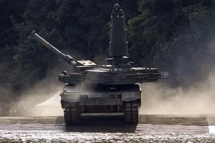 Thay thế cho mẫu xe tăng cũ M48 Patton và K1, K2 Black Panther bắt đầu được sản xuất từ năm 2013 với thiết kế mới và nhiều tính năng nâng cấp. Xe tăng sử dụng động cơ diesel 4 kỳ, 12 xi-lanh, công suất 1.500 mã lực, làm mát bằng nước do tập đoàn Doosan Infracore Corporation sản xuất, hộp số của S&amp;T Dynamics, trọng lượng 55 tấn, tốc độ tối đa 70 km/h, giá bán 8,5 triệu USD.