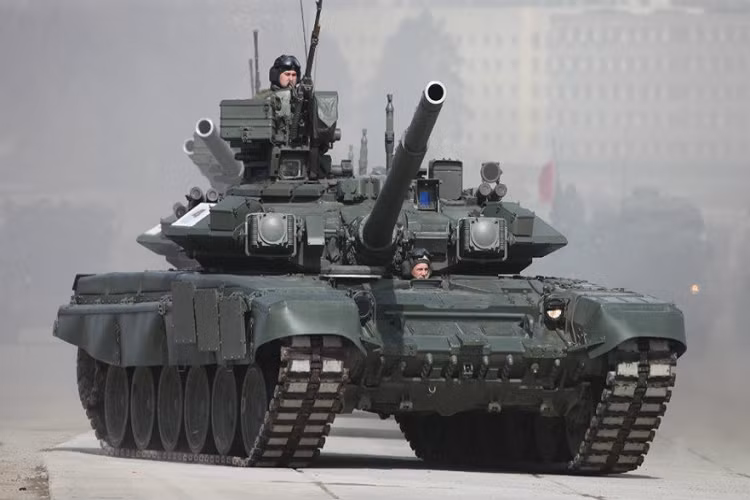 Khả năng chiến đấu của T-90 vẫn còn là điều bí mật. Phiên bản mới nhất T90M được trang bị hệ thống chiến đấu hiện đại, toàn bộ bằng điện tử, một bước tiến mới về công nghệ quân sự của Nga. Xe tăng được trang bị nhiều động cơ diesel tùy theo phiên bản, gồm V-84MS 12 xi-lanh (T-90), V-92S2 12 xi-lanh (T-90A) và V-92S2F (T-90MS). Xe tăng có trọng lượng 46 tấn, tốc độ tối đa 60 km/h, giá bán 4,5 triệu USD (T-90MS).