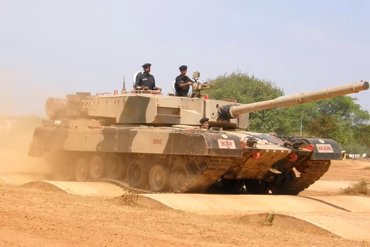 Dòng xe tăng chiến đấu chủ lực thế hệ thứ ba của Ấn Độ được trang bị động cơ diesel đa nhiên liệu, công suất 1.400 mã lực, tốc độ tối đa 67 km/h, trọng lượng 58,5 tấn, giá bán 8,1 triệu USD.