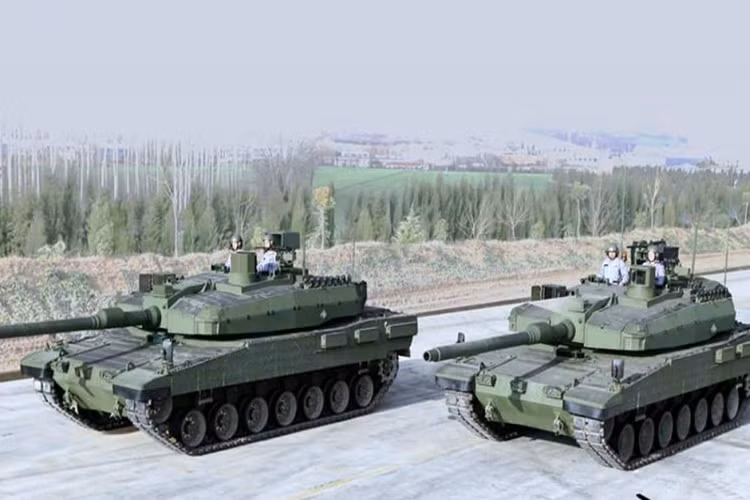 Dòng xe tăng của Thổ Nhĩ Kỳ có đơn giá cao chót vót, lên tới 13,75 triệu USD/chiếc. Altay mới được sản xuất tháng 11/2018, dự kiến biên chế năm 2021. Xe tăng sử dụng động cơ diesel đa nhiên liệu công suất 1.800 mã lực (bản xuất khẩu chỉ 1.500 mã lực), trọng lượng 65 tấn, tốc độ tối đa 70 km/h.