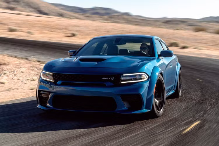 Charger Hellcat Widebody mới đi kèm với hệ thống lái trợ lực điện mới có thể điều chỉnh công suất động cơ, sang số, và kiểm soát lực kéo thông qua màn hình thông tin giải trí 8.4 inch. Ngoài ra, xe còn có những tính năng khác như Line Lock, Race Cooldown, Launch Assist. Các chế độ lái bao gồm Street, Sport ,Track và Custom.