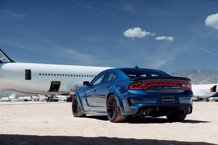 Hệ thống treo sử dụng phuộc từ Bilstein thích ứng 3 chế độ, lò xo nay cứng hơn 32 %, bên cạnh hai thanh chống lật lớn hơn được mở rộng từ 32 lên 34 mm ở phía trước và từ 19 lên 22 mm ở phía sau, trang bị phanh Brembo với caliper 6 piston ở đĩa trước và 4 piston ở đĩa sau.