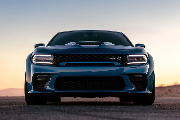 Dodge đã ra mắt mẫu xe cơ bắp Charger SRT Hellcat 2020 Widebody, rộng hơn hơn 89 mm so với bản sedan tiêu chuẩn nhờ vòm bánh trước và sau được nới rộng. Đây là mẫu sedan cỡ lớn nằm giữa một chiếc xe gia đình và một chiếc xe thể thao mạnh mẽ.