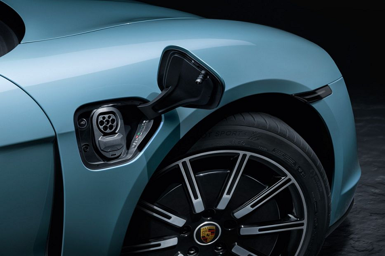 Mặc dù sở hữu hệ dẫn động khách nhau, cả 2 model đều có khả năng tăng tốc từ 0 lên 96 km/h chỉ trong 3.8 giây, trước khi đạt tốc độ tối đa 250 km/h. Porsche hiện chưa tiết lộ về khả năng di chuyển EPA của xe nhưng tại châu Âu, phiên bản tiêu chuẩn có thể chạy liên tục 405 km cho một lần sạc (theo quy trình thử nghiệm WLTP).