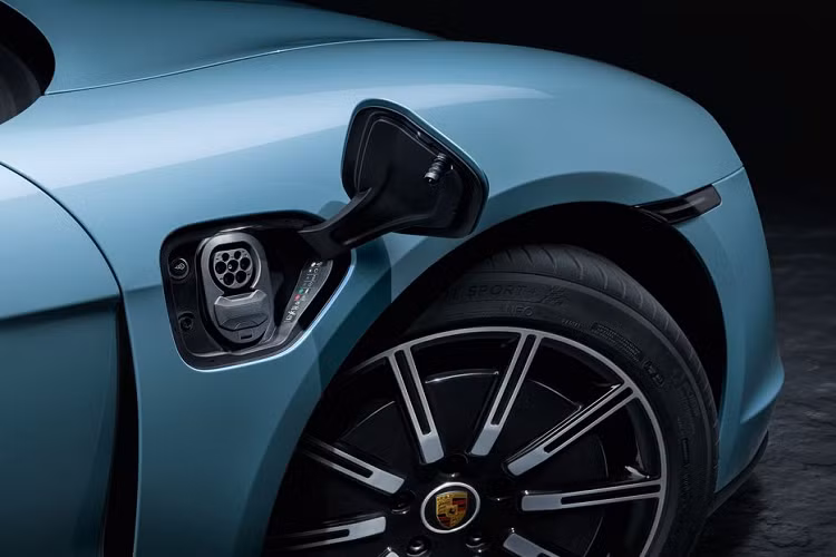 Mặc dù sở hữu hệ dẫn động khách nhau, cả 2 model đều có khả năng tăng tốc từ 0 lên 96 km/h chỉ trong 3.8 giây, trước khi đạt tốc độ tối đa 250 km/h. Porsche hiện chưa tiết lộ về khả năng di chuyển EPA của xe nhưng tại châu Âu, phiên bản tiêu chuẩn có thể chạy liên tục 405 km cho một lần sạc (theo quy trình thử nghiệm WLTP).