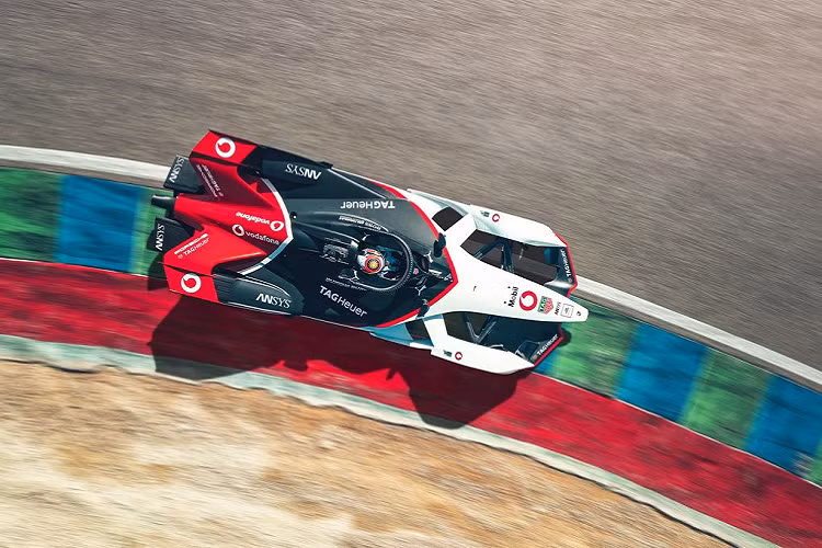 Là phiên bản nằm dưới mẫu xe Porsche mới bao gồm Taycan Turbo và Taycan 4S có mức giá bán $103,800 (khoảng 2.4 tỷ đồng), rẻ hơn $47,100 (khoảng 1 tỷ đồng) so với bản Turbo và $81,200 (tương đương 1.9 tỷ đồng) so với Turbo S.